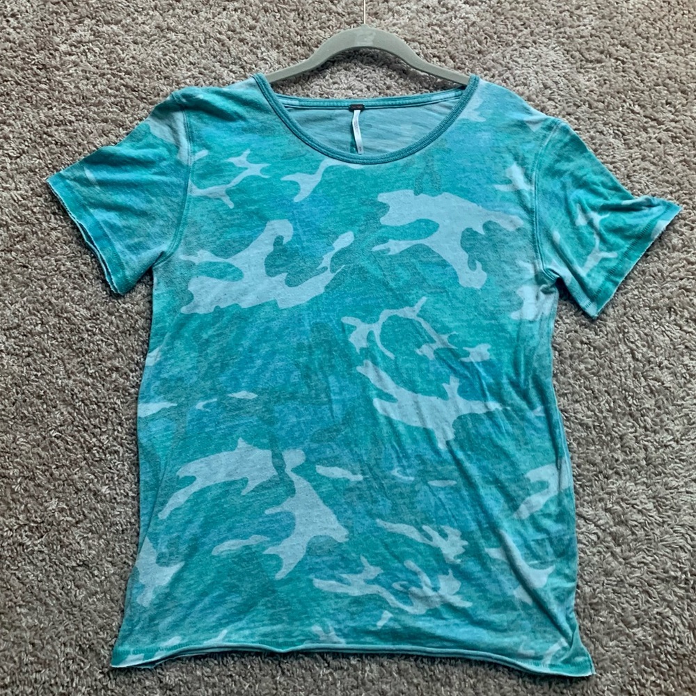 2/$20 or 3/$25 Free People Aqua Camo Tee Sz SM - Picture 1 of 5